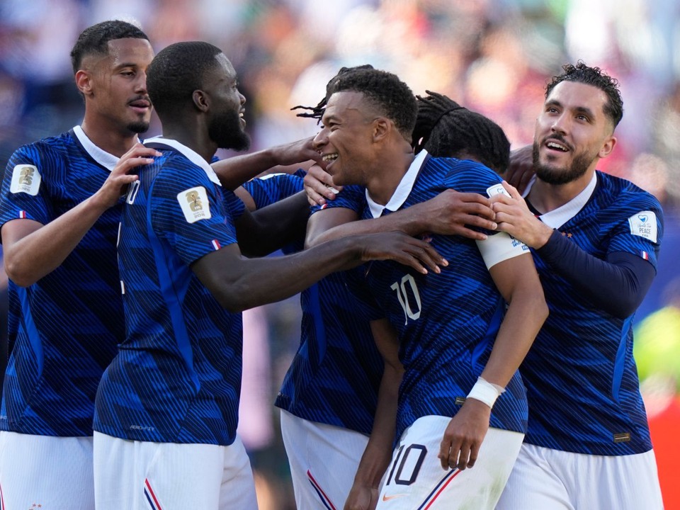 Francúzsky Kylian Mbappé (v strede) oslavuje so spoluhráčmi po tom, čo strelil tretí gól svojho tímu proti Senegalu.