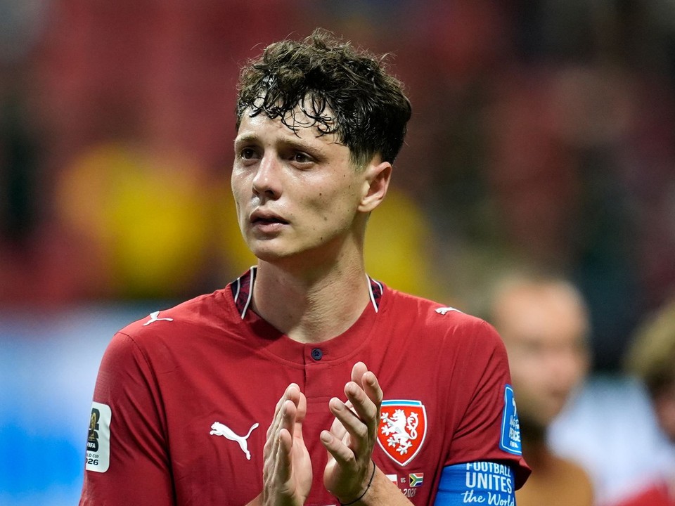 Futbalista Česka Ladislav Krejčí tlieska fanúšikom po skončení zápasu A-skupiny Česko – Juhoafrická republika.