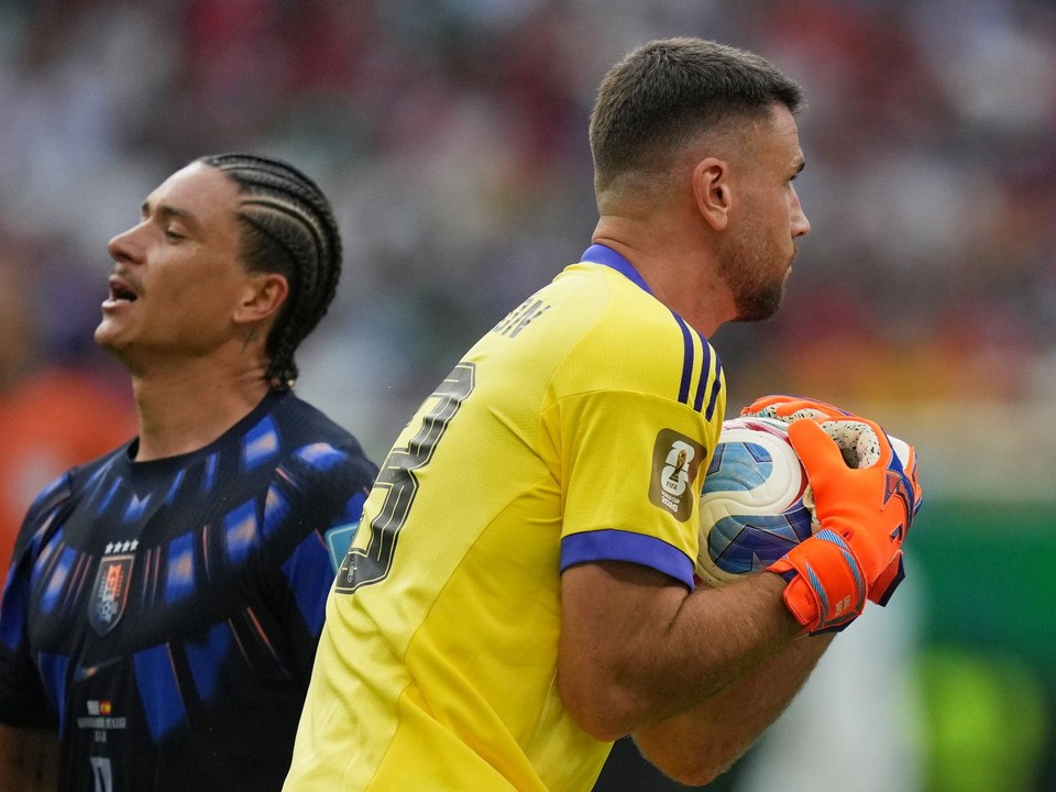 Španielsky brankár Unai Simón (vpravo) neinkasoval na MS už 430 minút. Naposledy ho prekonal z hry Japonec Tanaka na MS 2022 v Katare.