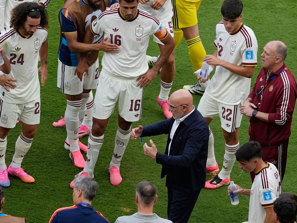 Tréner španielskej reprezentácie Luis de la Fuente hovorí so svojím tímom počas zápasu skupiny H na majstrovstvách sveta vo futbale medzi Uruguajom a Španielskom.