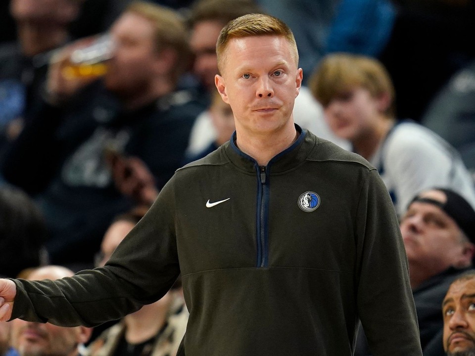 Na archívnej snímke z 19. decembra 2022 v Minneapolise asistent trénera Sean Sweeney z Dallasu Mavericks počas zápasu zámorskej NBA proti Minnesote Timberwolves.
