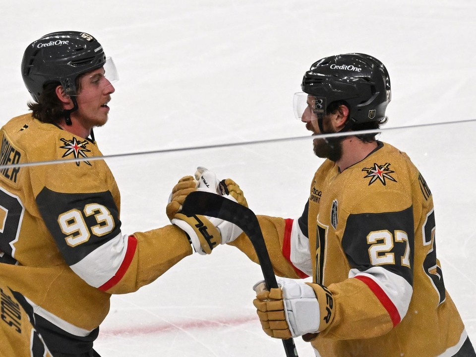 Shea Theodore a Mitch Marner.