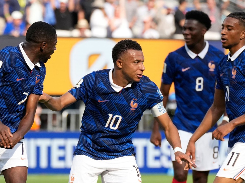 Kylian Mbappé oslavuje gól v zápase šestnásťfinále Francúzsko - Švédsko na MS 2026.