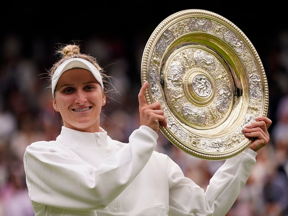 Češka Markéta Vondroušová oslavuje s trofejou po víťazstve nad Tuniskou Ons Jabeurovou vo finále ženskej dvojhry vo Wimbledone.