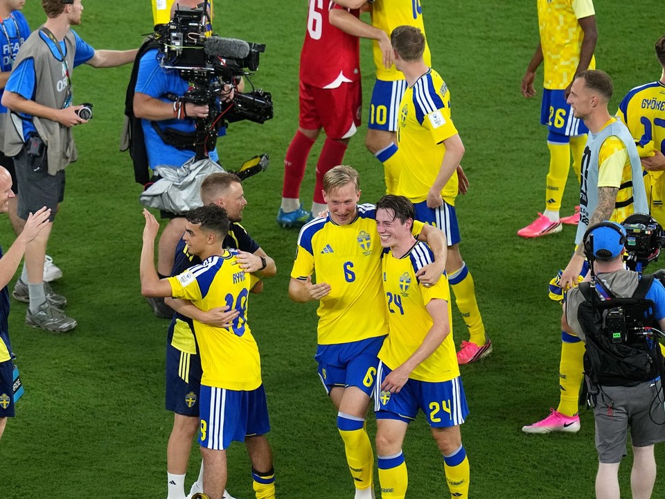 Futbalisti Švédska oslavujú výhru s Tuniskom. 
