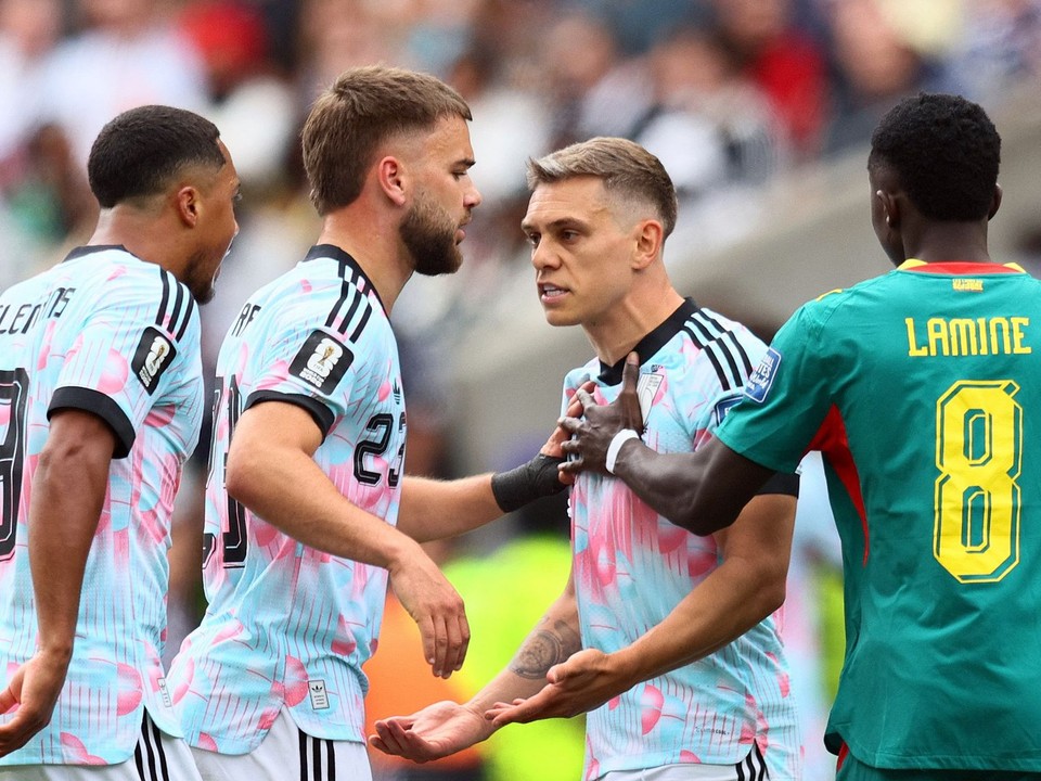 Belgickí futbalisti Youri Tielemans a Leandro Trossard v zápase proti Senegalu na MS 2026.