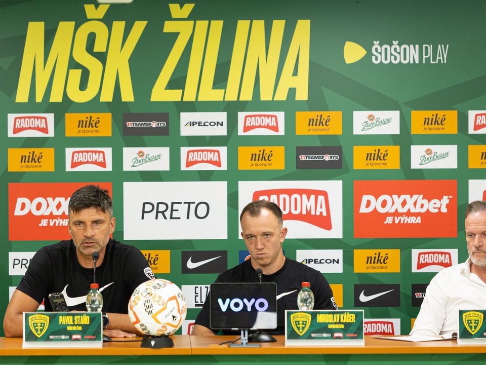 Na snímke zľava hlavný tréner MŠK Žilina Pavol Staňo, hráč MŠK Žilina Miroslav Káčer a športový manažér MŠK Žilina Karol Belaník.