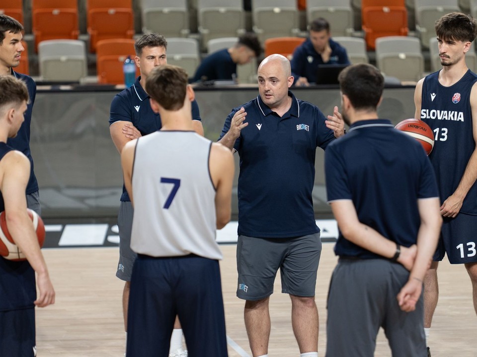 Na snímke tréner slovenskej mužskej basketbalovej reprezentácie do 20 rokov Mikel Odriozola (uprostred).