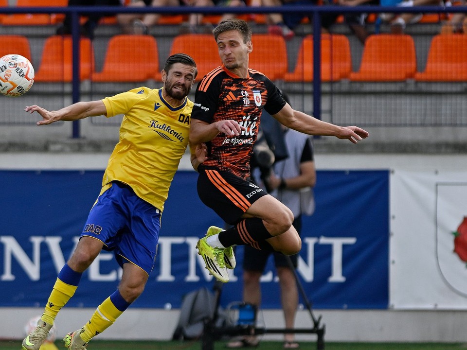 Alexander Selecký (Ružomberok) a vľavo Andreas Gruber (Dunajská Streda) bojujú o loptu v zápase 1. kola Niké ligy.