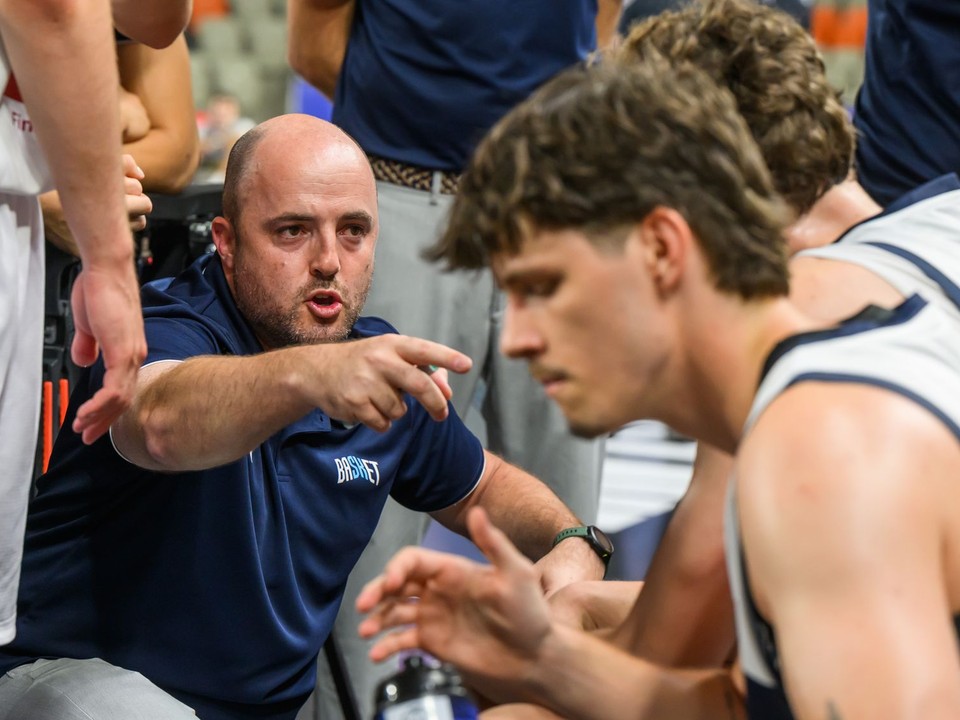 Na snímke tréner Slovenska Mikel Odriozola Gimeno počas zápasu A-skupiny Slovensko - Írsko na turnaji B-kategórie majstrovstiev Európy basketbalistov do 20 rokov.