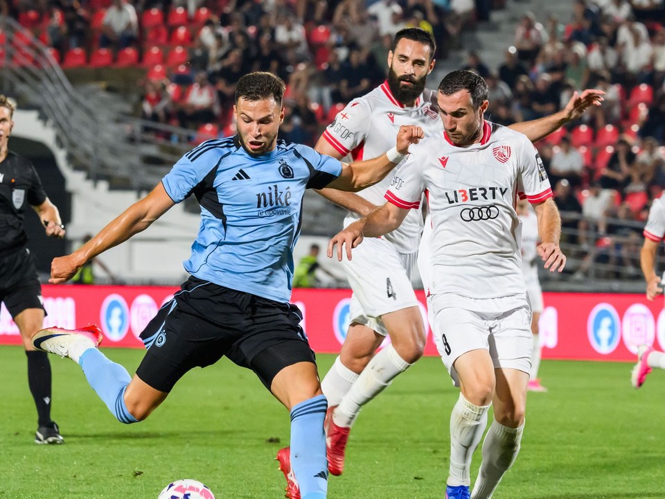 Na snímke zľava Mykola Kucharevyč (Slovan), Vahid Selimovic (Iberia) a Jemal-Giorgi Jinjolava (Iberia).