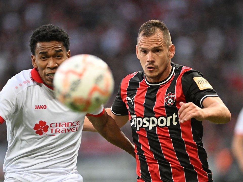 Na snímke vpravo hráč Trnavy Martin Mikovič a hráč CSKA Diego Medina.