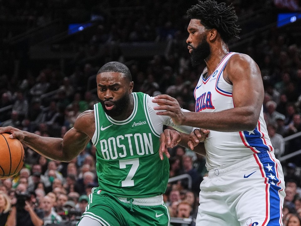 Krídelník Boston Celtics Jaylen Brown (č. 7) preniká pod kôš proti centru Philadelphia 76ers Joelovi Embiidovi (vpravo).