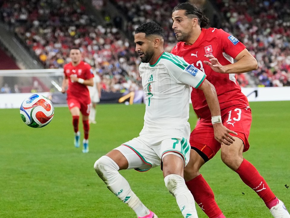 Riyad Mahrez (7) v drese Alžírska proti Švajčiarsku na MS 2026.