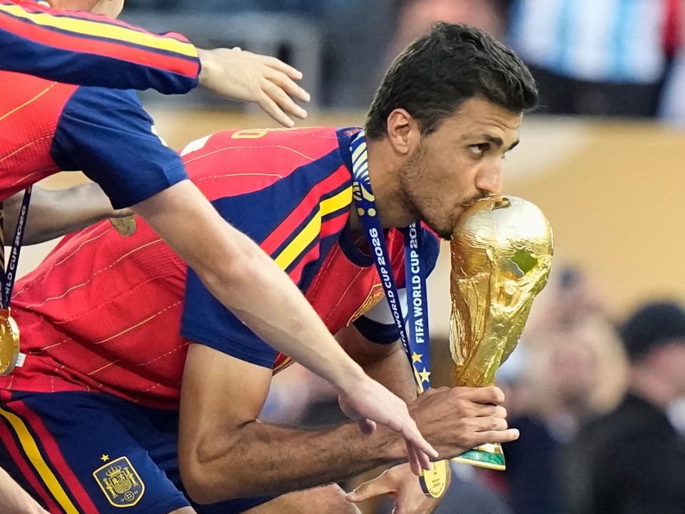 Na archívnej snímke z 19. júla 2026 španielsky futbalista Rodri bozkáva trofej po triumfe vo finálovom zápase Španielsko - Argentína.
