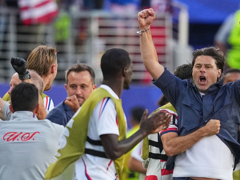 Hlavný tréner reprezentácie Spojených štátov Mauricio Pochettino oslavuje so svojimi hráčmi po zápase šestnásťfinále majstrovstiev sveta vo futbale medzi Spojenými štátmi a Bosnou.