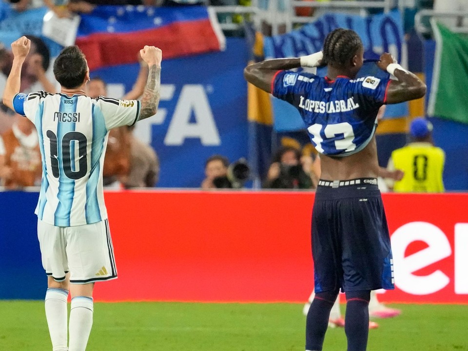 Sidny Lopes Cabral (13) z Kapverd a Lionel Messi (10) z Argentíny reagujú po šestnásťfinálovom zápase majstrovstiev sveta.