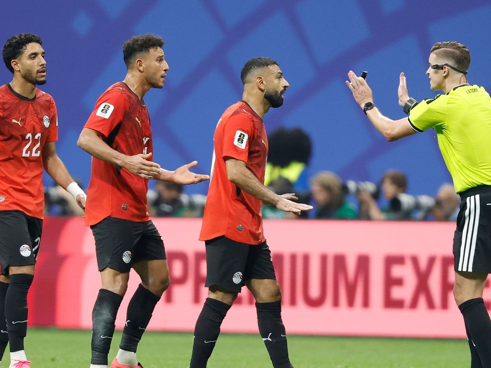 Egyptský kapitán Mohamed Salah diskutuje s francúzskym rozhodcom Françoisom Letexierom počas osemfinálového zápasu majstrovstiev sveta medzi Argentínou a Egyptom v Atlante.