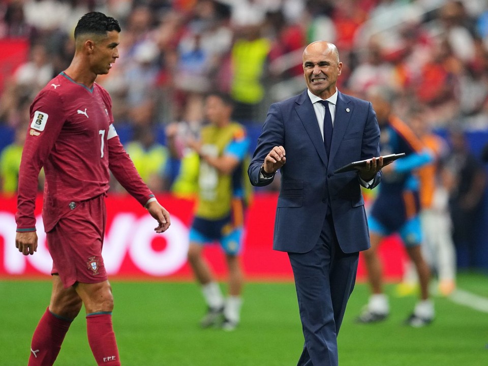 Tréner Portugalska Roberto Martínez (vpravo) dáva pokyny Cristianovi Ronaldovi (7).