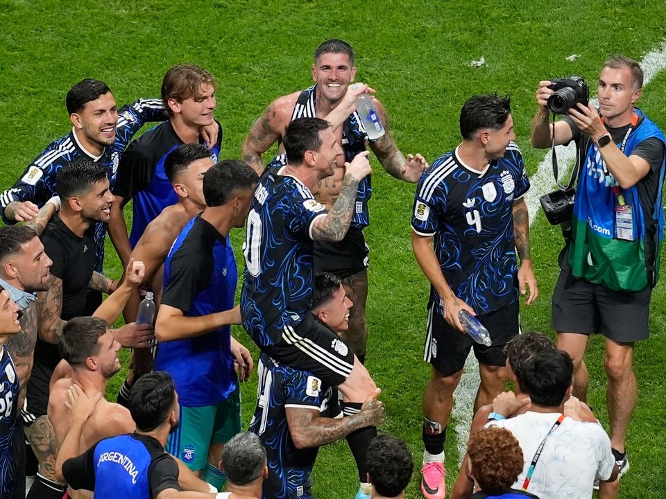 Futbalisti Argentíny oslavujú postup do finále MS 2026.
