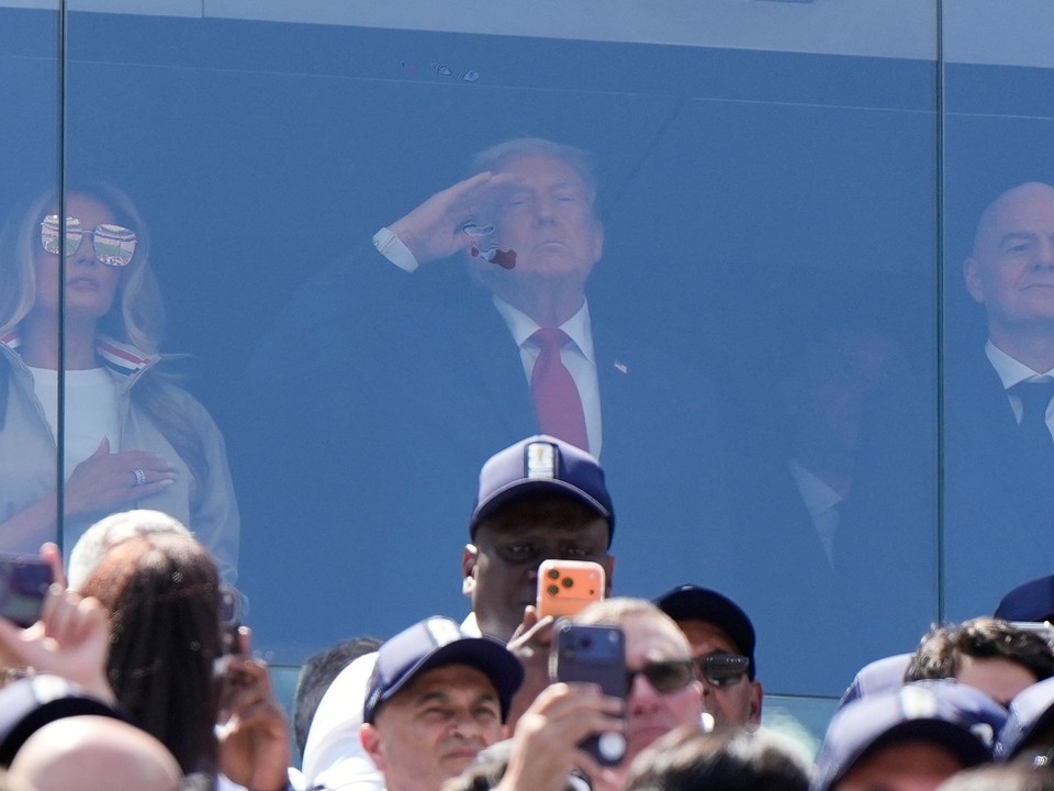 Donald Trump počas hymny v úvode finále MS vo futbale 2026.