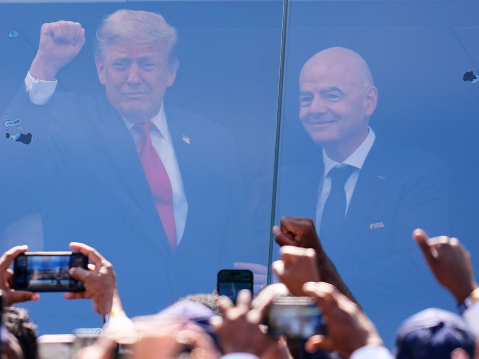 Vľavo prezident USA Donald Trump a prezident FIFA Gianni Infantino.