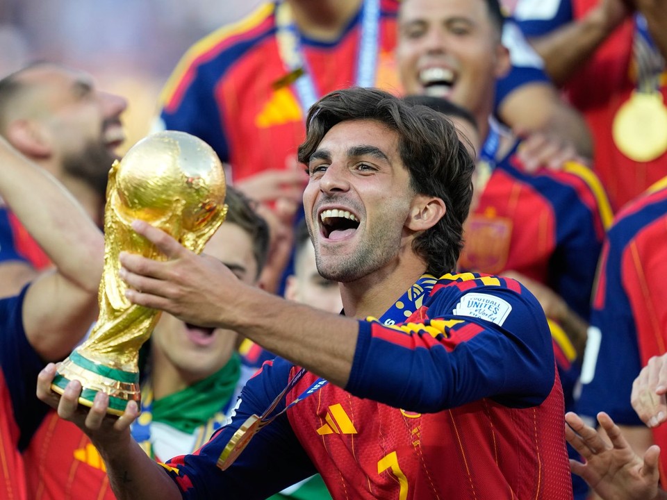 Španielsky útočník Ferran Torres s trofejou pre víťaza MS vo futbale.
