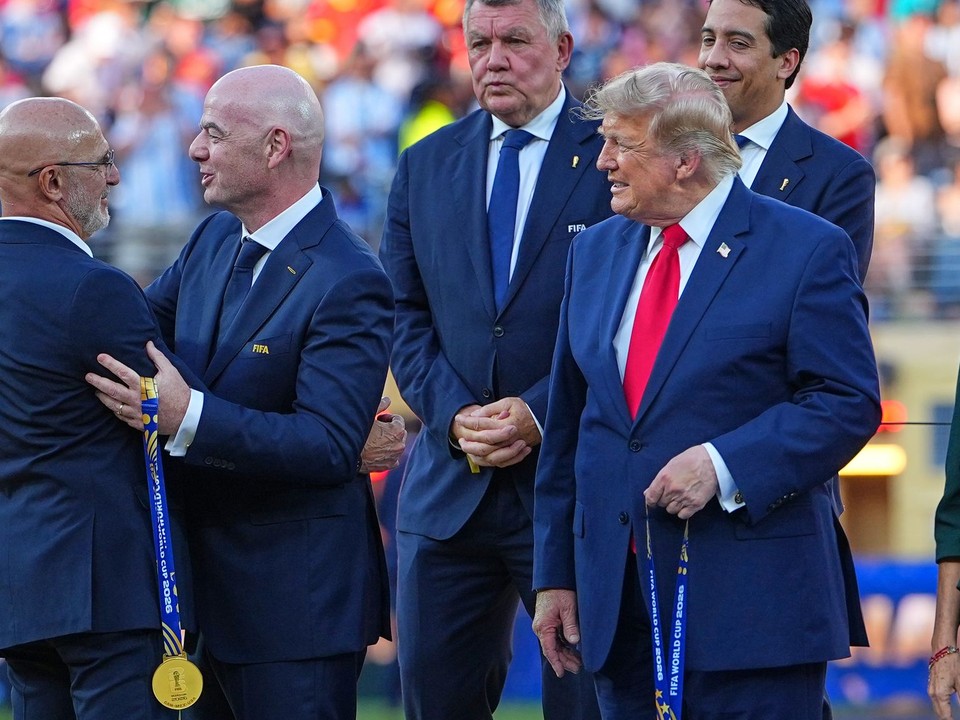 Prezident FIFA Gianni Infantino a prezident Donald Trump počas slávnostného odovzdávania.