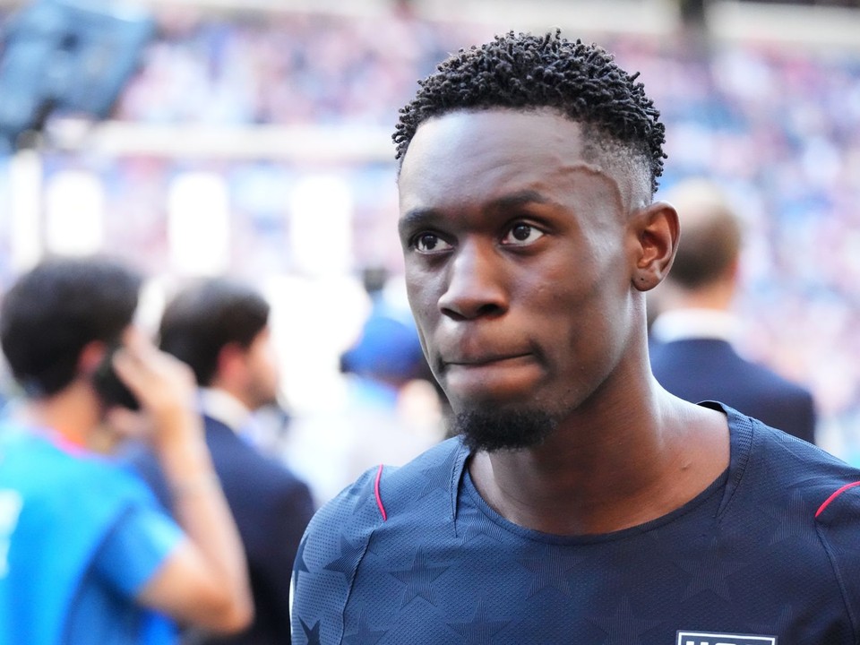 Američan Folarin Balogun (20) odchádza z ihriska po prehre v osemfinálovom dueli USA - Belgicko na majstrovstvách sveta vo futbale.