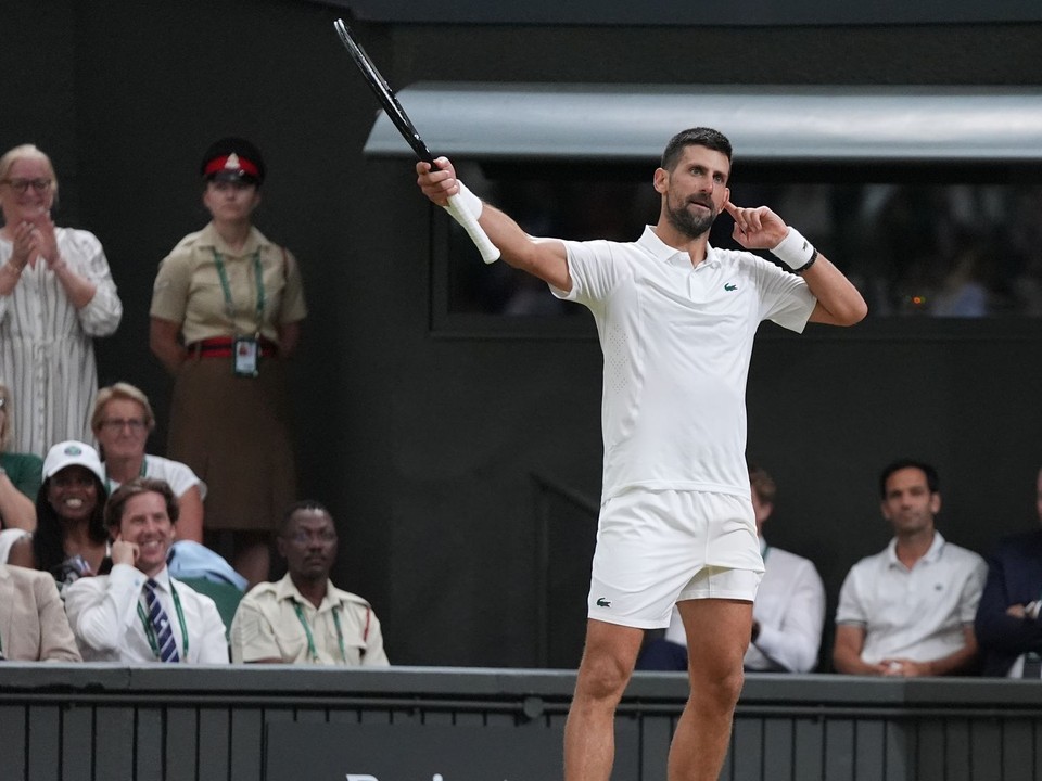 Novak Djokovič sa teší z postupu do semifinále Wimbledonu 2026. 
