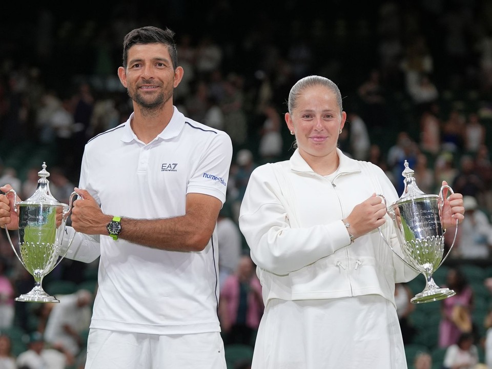 Lotyška Jelena Ostapenková a Salvádorčan Marcelo Arévalo oslavujú s víťaznou trofejou po triumfe.