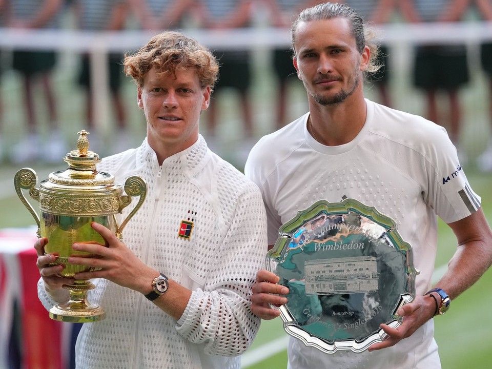 Víťaz Jannik Sinner z Talianska a finalista Alexander Zverev z Nemecka pózujú so svojimi trofejami po finále mužskej dvojhry na tenisovom turnaji Wimbledon.