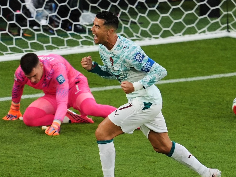 Cristiano Ronaldo oslavuje gól z pokutového kopu.