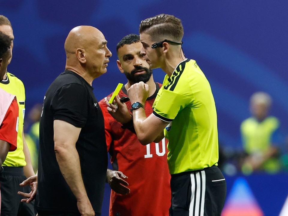 Tréner Egypťanov Hossam Hassan a rozhodca Francois Letexier z Francúzska v zápase osemfinále MS 2026 medzi Egyptom a Argentínou. 