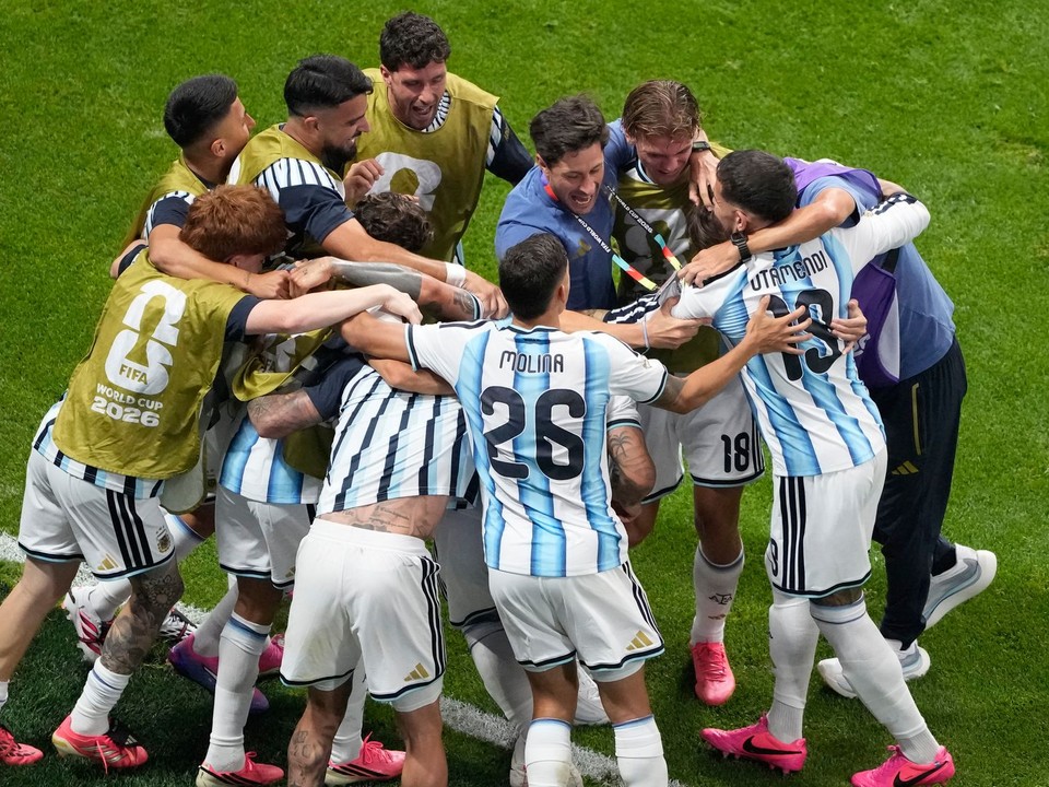 Argentínski hráči oslavujú postup do štvrťfinále na MS vo futbale 2026.