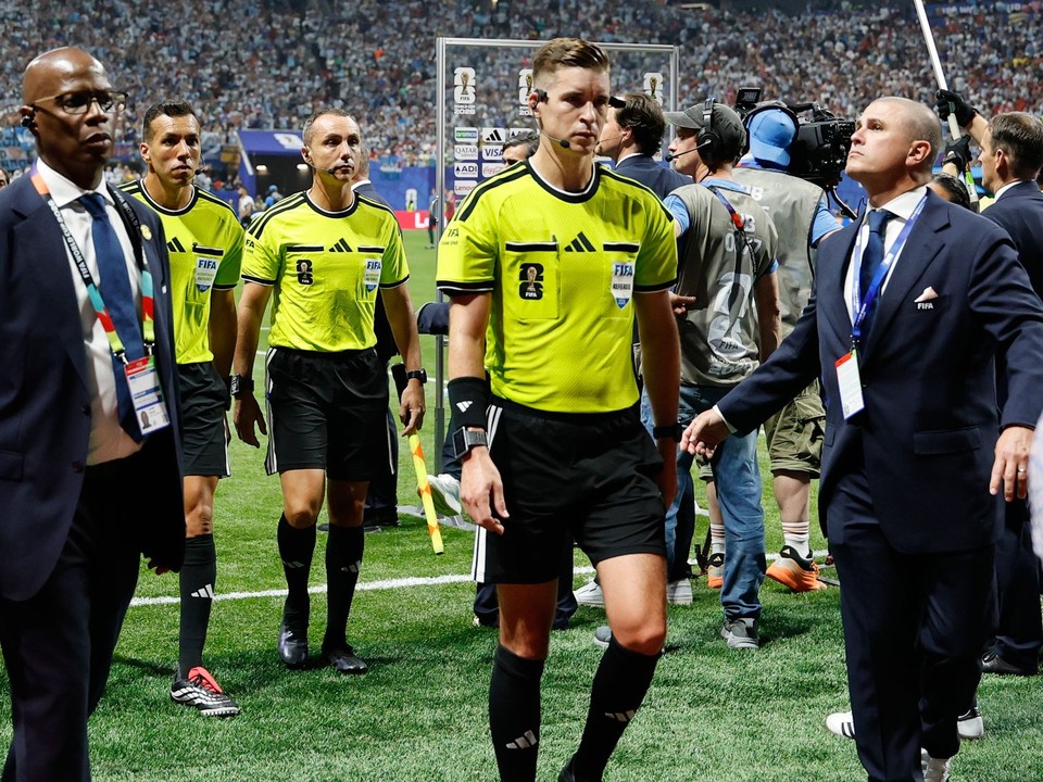  Rozhodca Francois Letexier odchádza po zápase osemfinále Argentína - Egypt na MS 2026 vo futbale.