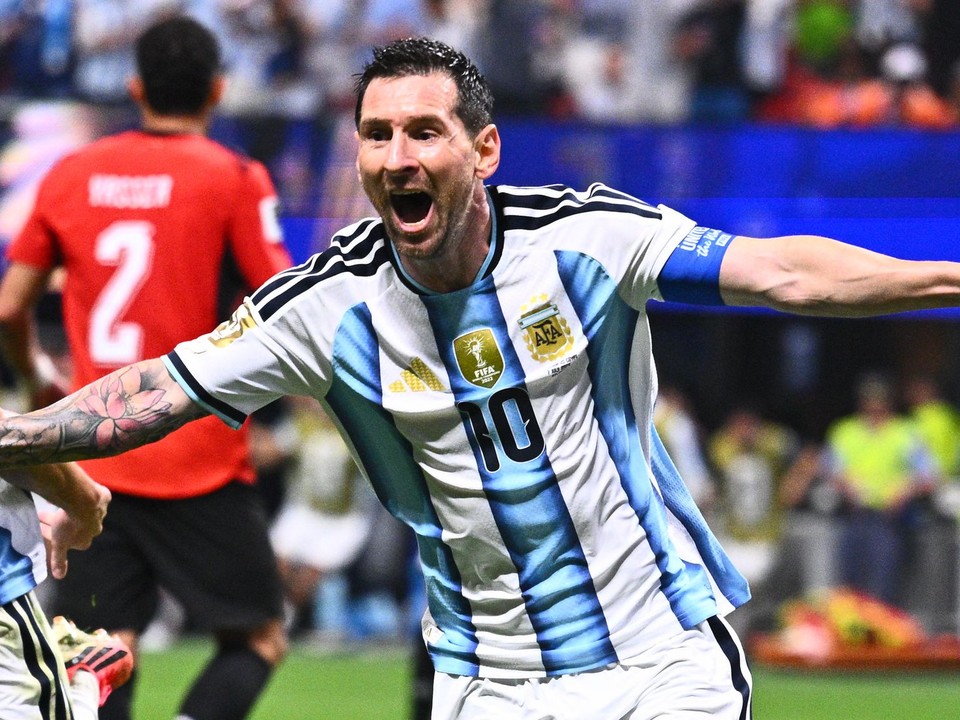 Argentínčan Lionel Messi (10) oslavuje svoj druhý gól počas zápasu osemfinále majstrovstiev sveta vo futbale medzi Argentínou a Egyptom.