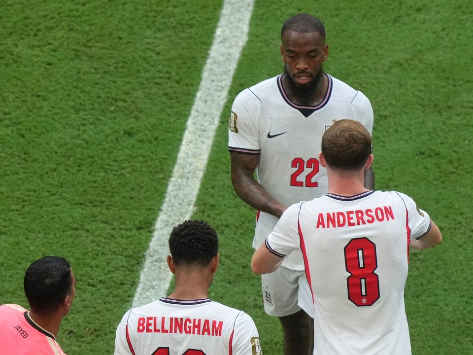 Elliot Anderson (8), Ivan Toney (22) a Jude Bellingham.