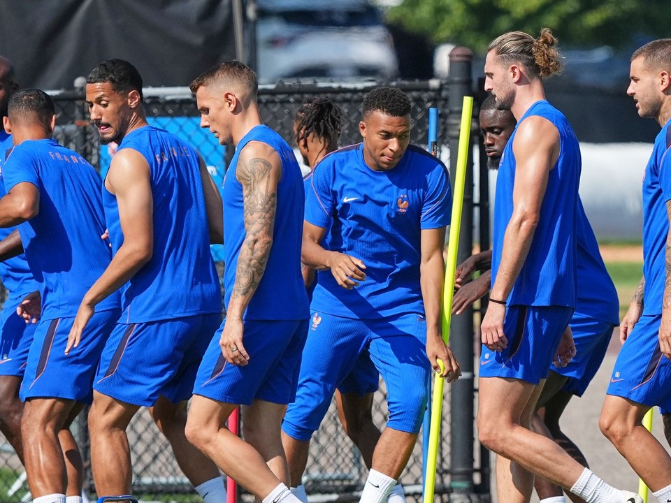 Francúz Kylian Mbappé (10) cvičí so svojím tímom počas tréningového stretnutia pred štvrťfinálovým futbalovým zápasom majstrovstiev sveta medzi Francúzskom a Marokom.