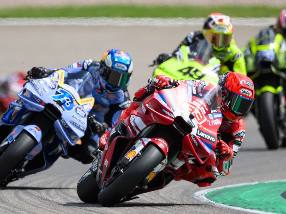 Víťaz Španiel Marc Márquez (vpredu) a jeho brat, druhý v poradí, Španiel Álex Márquez (vľavo).