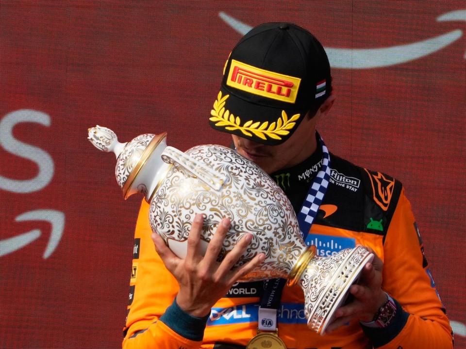 Lando Norris oslavuje víťazstvo na Veľkej cene Maďarska 2026. 