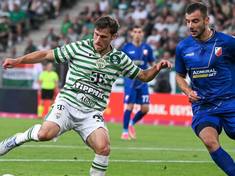 Gavriel Kanikovszki (vľavo) z Ferencvárosu v súboji s Kornélom Szűcsom z Vojvodiny počas odvetného zápasu 1. predkola.