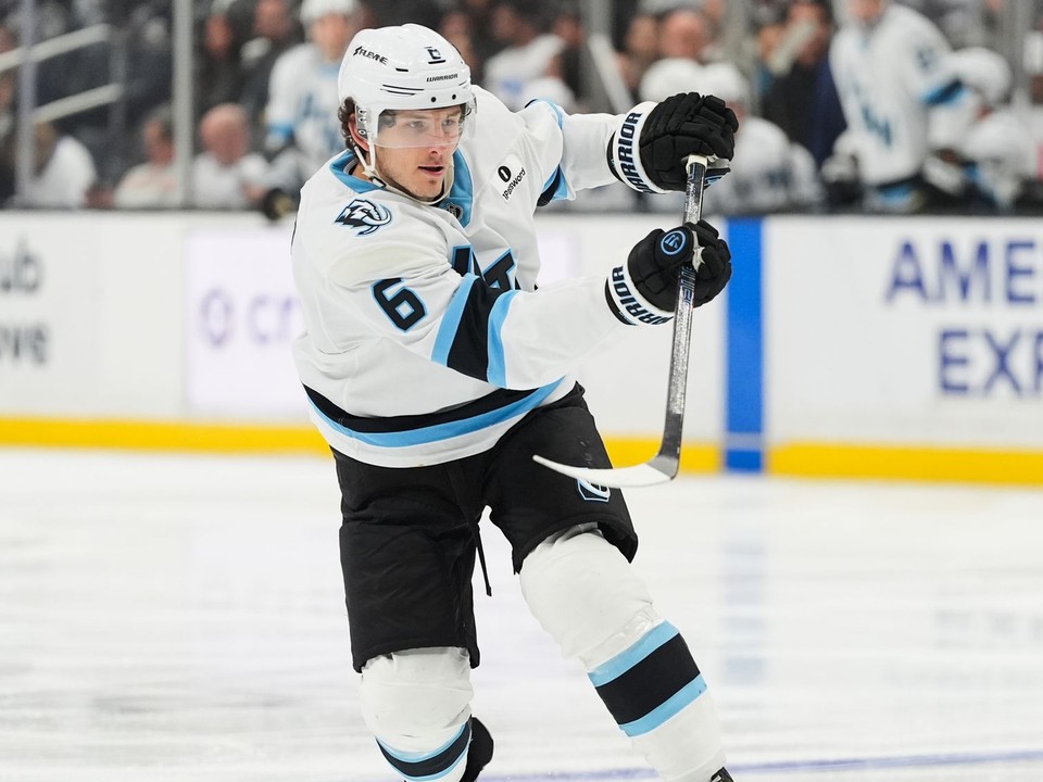 Americký obranca John Marino v drese tímu NHL Utah Mammoth.