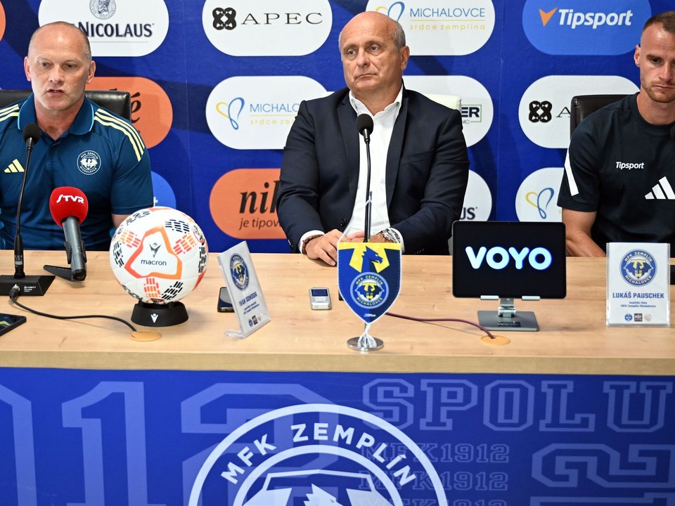 Na snímke zľava hlavný tréner klubu MFK Zemplín Michalovce Anton Šoltis, generálny manažér klubu Ivan Gondor a kapitán A-mužstva Lukáš Pauschek.