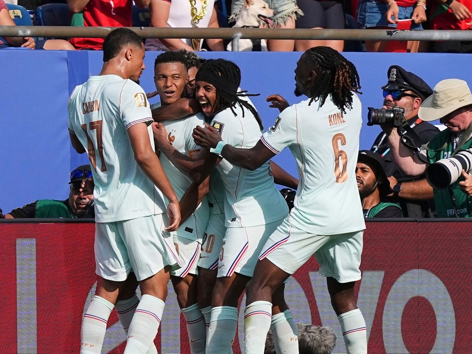 Francúzsky hráč Kylian Mbappé (10) oslavuje so spoluhráčmi po tom, čo strelil úvodný gól svojho tímu.