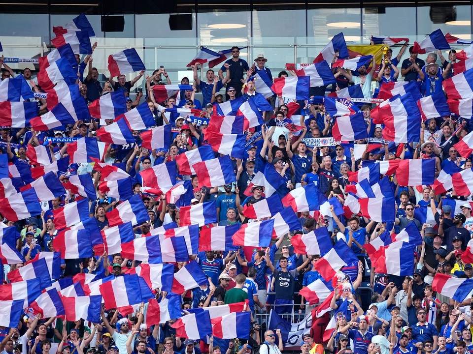 Fanúšikovia Francúzska oslavujú na tribúnach počas štvrťfinálového zápasu majstrovstiev sveta vo futbale medzi Francúzskom a Marokom.
