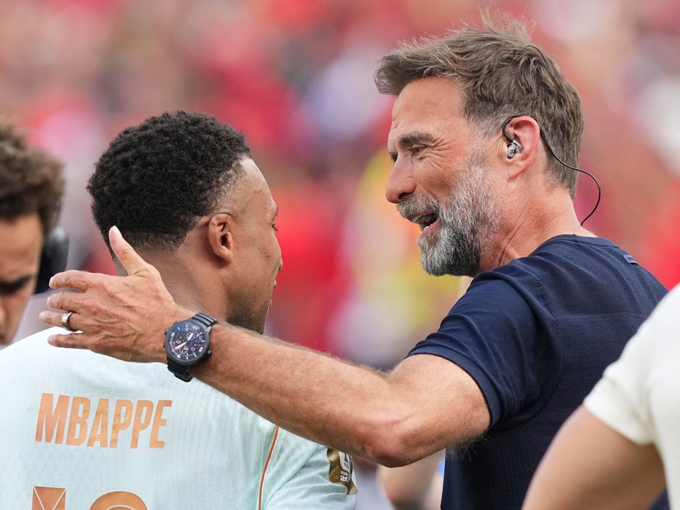 Bývalý tréner Liverpoolu Jürgen Klopp objíma francúzskeho futbalistu Kyliana Mbappého (10) po víťazstve Francúzska nad Marokom vo štvrťfinálovom zápase majstrovstiev sveta vo futbale.