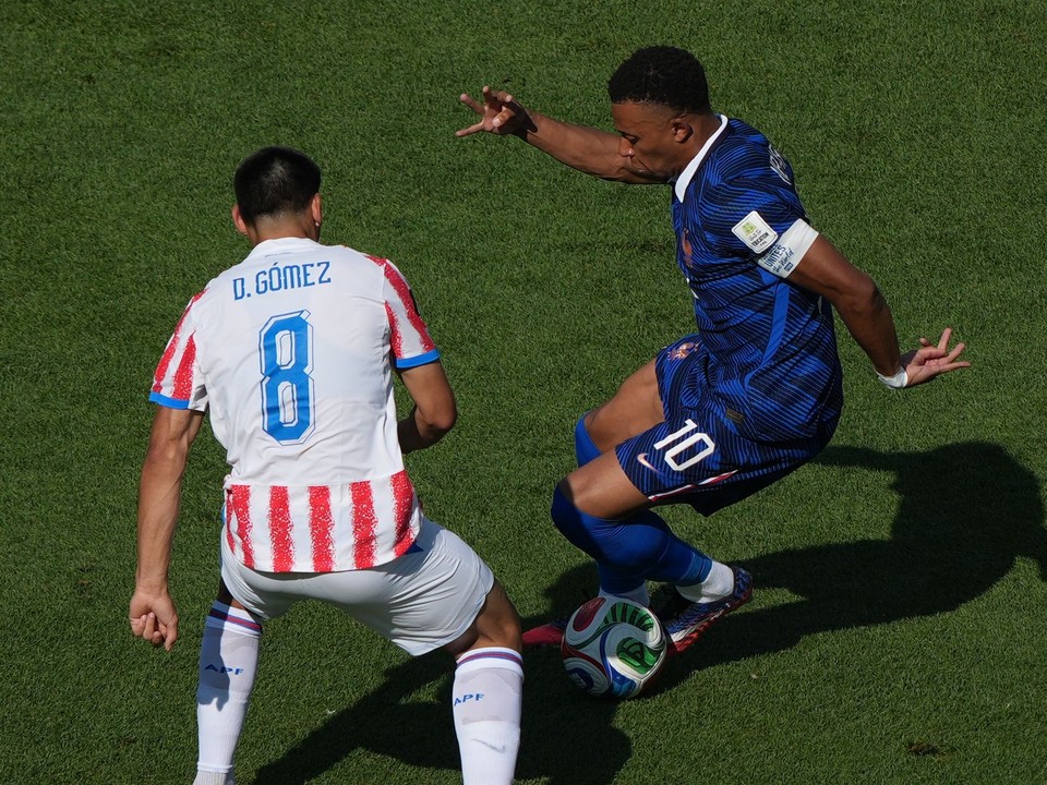 Francúz Kylian Mbappé v zápase s Paraguajom.