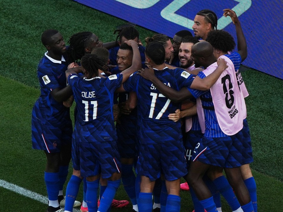 Kylian Mbappé oslavuje so spoluhráčmi gól.. 