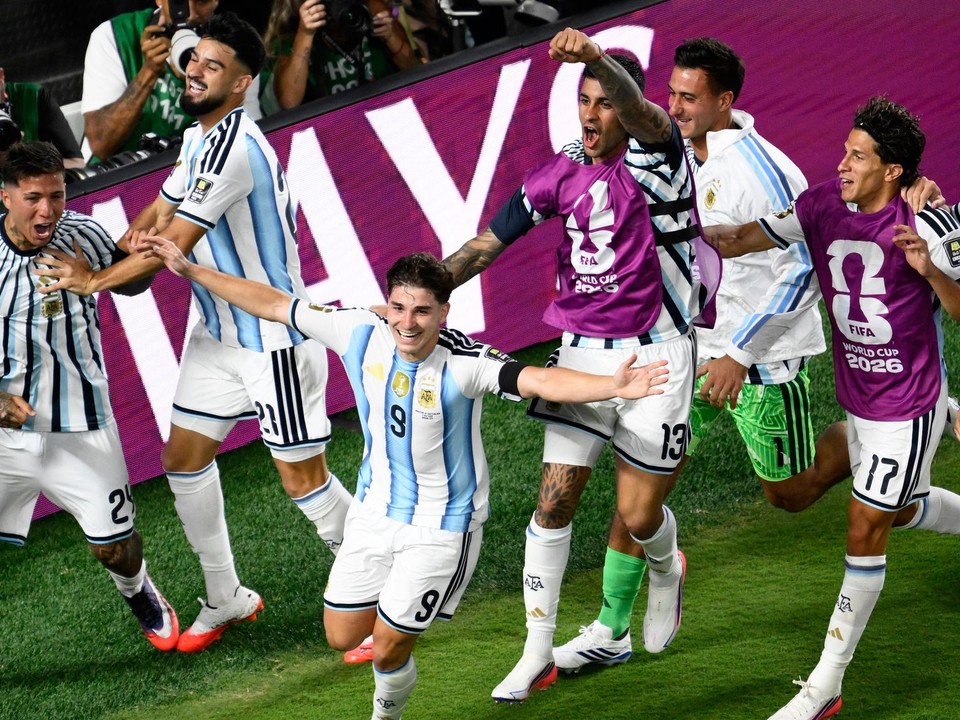Argentínčan Julián Álvarez (9) oslavuje gól počas štvrťfinálového zápasu majstrovstiev sveta vo futbale.